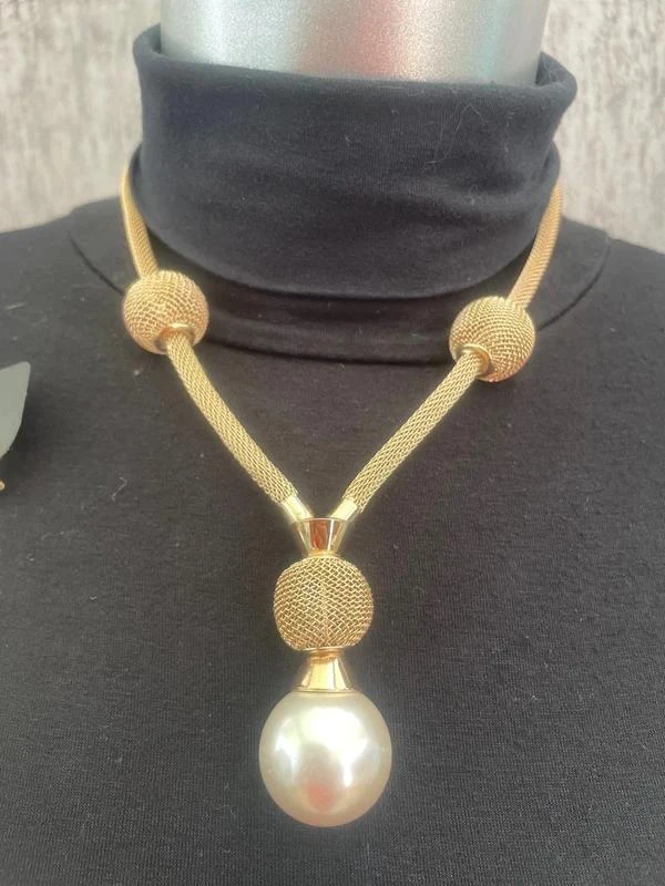 Ensemble collier et bracelet doré et perles blanches – photo 2